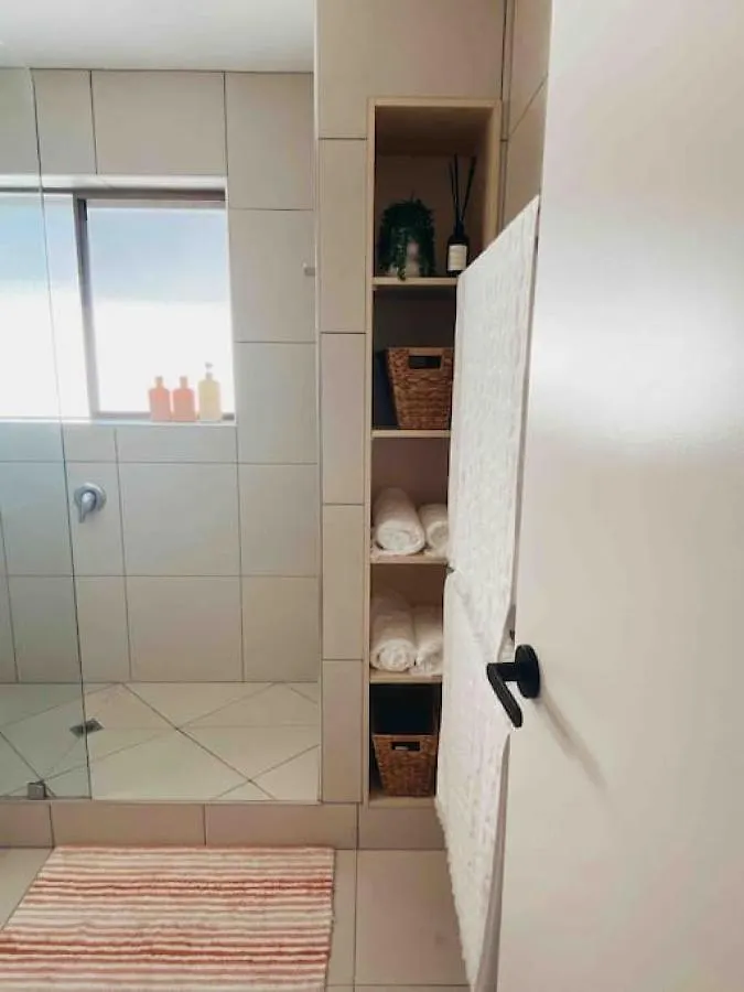 Stylish Getaway, Beach Views, 2 Mins From Shops Mooloolaba Appartement