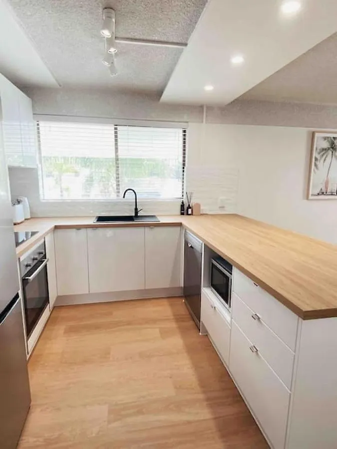 Stylish Getaway, Beach Views, 2 Mins From Shops Mooloolaba 0*,